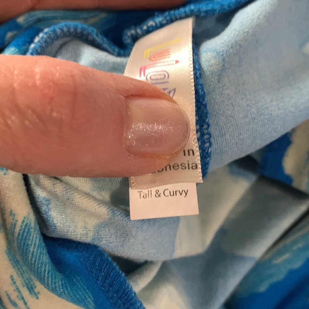 LuLaRoe-4 pairs T/C-Tall and Curvy woman’s leggings. - Picture 5 of 7